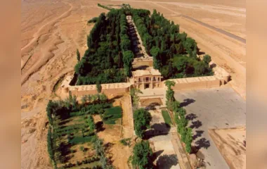 Jardim persa é achado em oásis no meio do deserto do Irã
