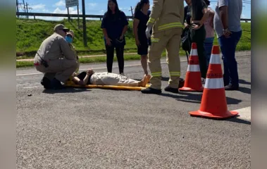 Mulher fica ferida após carro bater na traseira de moto em Apucarana