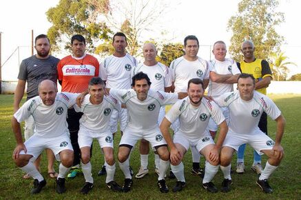 Equipe do Esquema 10 que disputa a Copa do Clube dos XV de Futebol Suíço - Foto: Divulgação