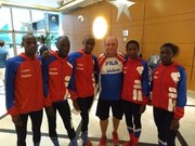 O ex-corredor Moacir Marconi, o Coquinho, com os atletas africanos que competirão em Apucarana neste sábado - Foto: Divulgação