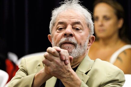 Ex-presidente Lula sai da prisão