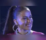 Após faringite, Anitta chora no palco em show gratuito em Madureira