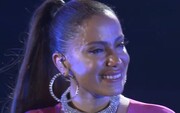 Após faringite, Anitta chora no palco em show gratuito em Madureira