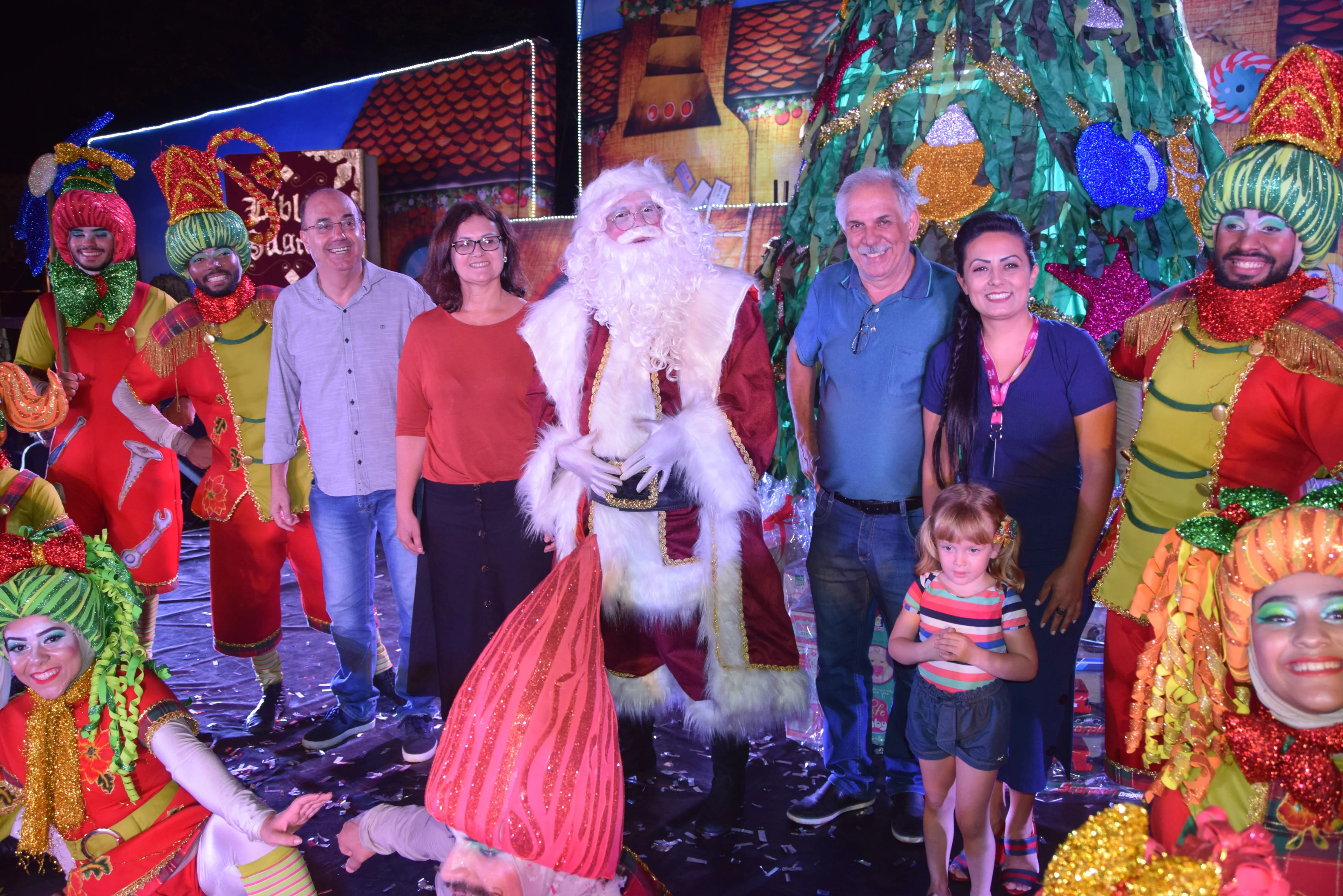 Espetáculo Natal de Virtudes, luzes e fogos de artifício na chegada do Papai Noel encantam público em Ivaiporã